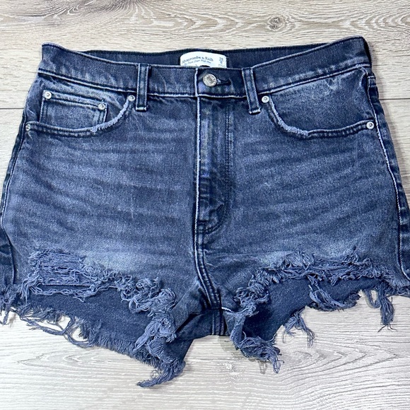 Abercrombie & Fitch Distressed The Mom High Rise Short Gray Wash - Picture 4 of 12